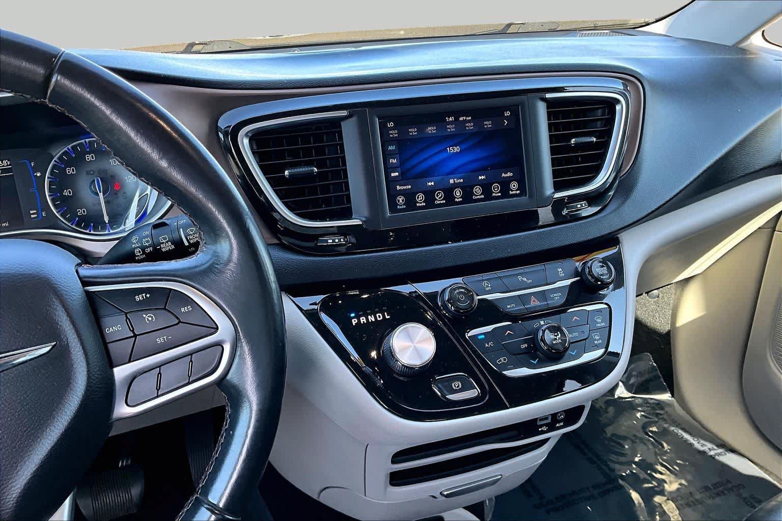 Used 2018 Chrysler Pacifica Touring-L FWD image 6