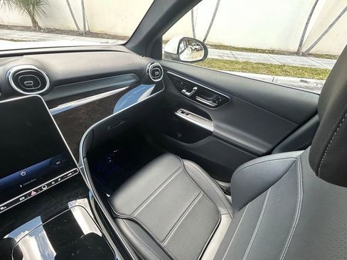 Used 2025 Mercedes-Benz GLC 300 4MATIC image 11