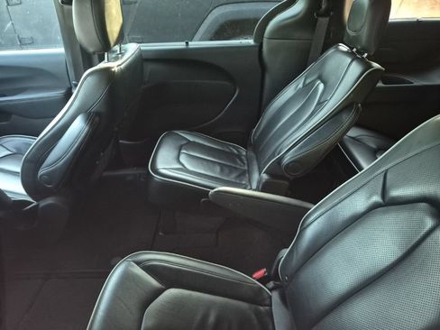 Used 2025 Chrysler Pacifica Limited FWD image 27