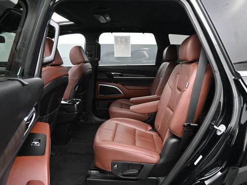 Used 2024 Kia Telluride EX w/ EX Captain's Chair Package FWD image 19