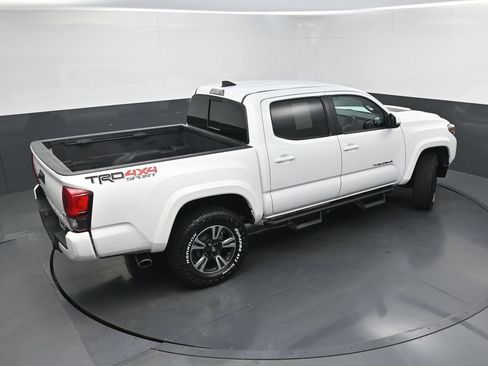 Used 2018 Toyota Tacoma TRD Sport AWD/4WD image 32
