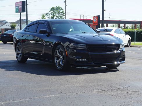 Used 2016 Dodge Charger R/T w/ Plus Group RWD image 3