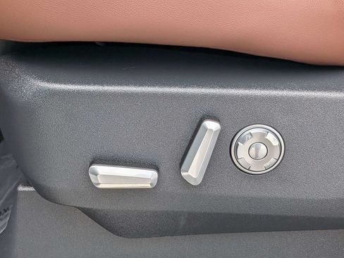 Certified 2025 Lincoln Navigator Reserve AWD/4WD image 22