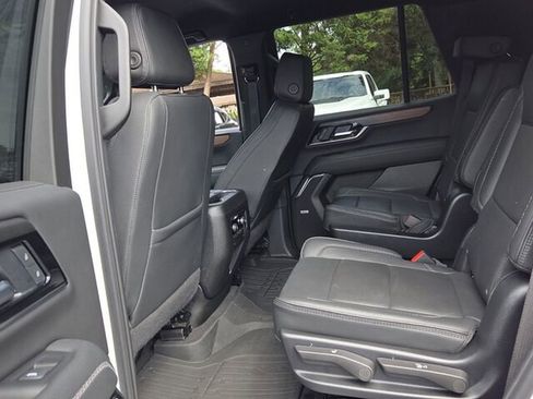Used 2025 GMC Yukon Denali w/ LPO, Illumination Package RWD image 9