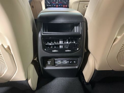 Used 2023 Jeep Grand Cherokee Limited w/ Luxury Tech Group II image 27