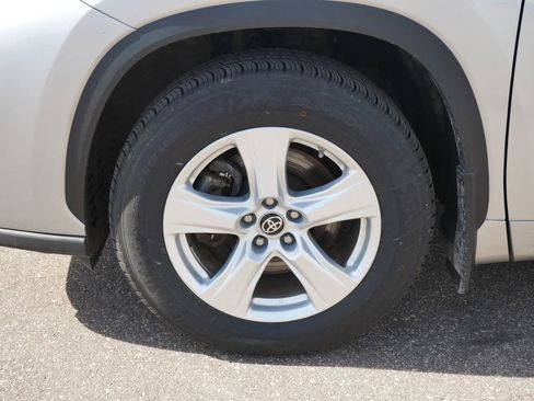 Used 2024 Toyota Highlander LE AWD/4WD image 10