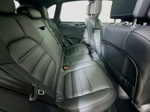 Certified 2025 Porsche Macan AWD/4WD image 29