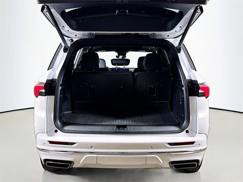 Used 2025 Buick Enclave Avenir image 26