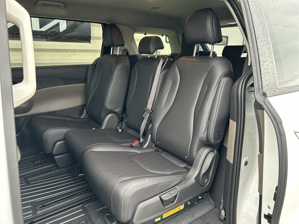 New 2026 Kia Carnival EX FWD image 12