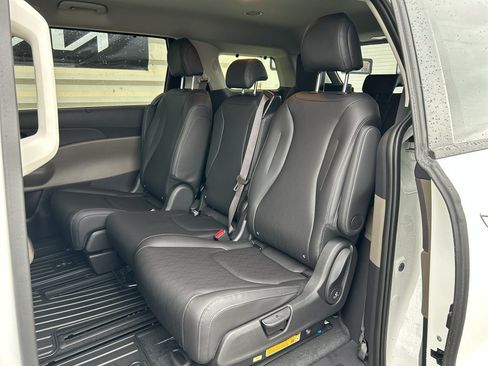 New 2026 Kia Carnival EX FWD image 12
