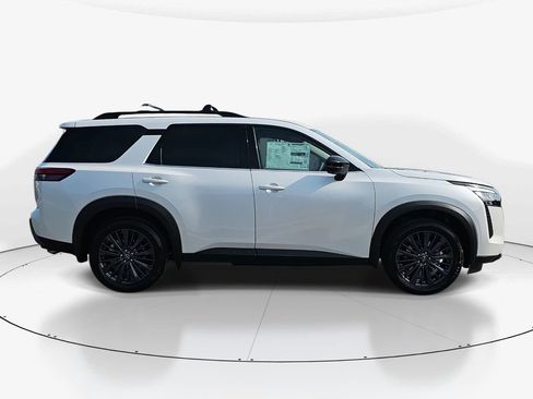 New 2026 Nissan Pathfinder Platinum FWD image 3
