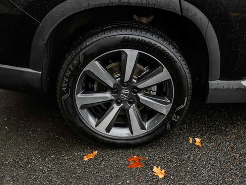 Used 2025 Honda Pilot Touring image 6