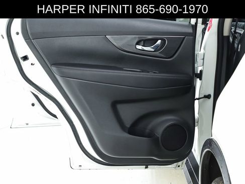 Used 2017 Nissan Rogue SV AWD/4WD image 18