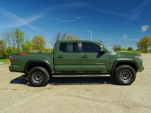 Used 2022 Toyota Tacoma TRD Off-Road w/ TRD Premium Off Road Package AWD/4WD image 2