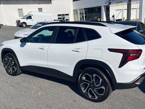 Used 2025 Chevrolet Trax RS w/ Sunroof Package image 3