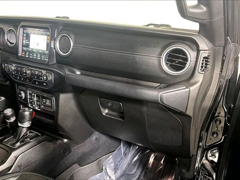 Used 2018 Jeep Wrangler Unlimited Sahara image 15