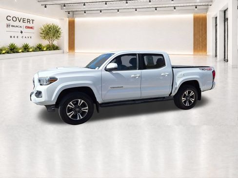 Used 2017 Toyota Tacoma TRD Sport w/ Tow Package (A/T) AWD/4WD image 5