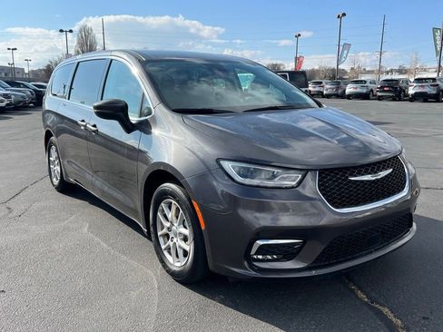 Used 2023 Chrysler Pacifica Touring-L image 7