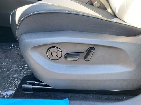 New 2025 Volkswagen Tiguan SE w/ Panoramic Sunroof Package image 27