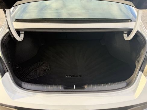 Used 2024 Hyundai Elantra Limited image 10