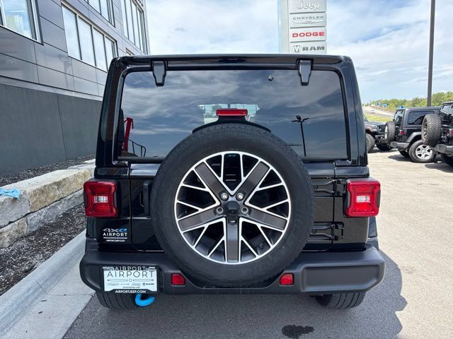 Used 2023 Jeep Wrangler Unlimited Sahara w/ Cold Weather Group AWD/4WD image 4