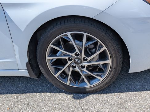 Used 2020 Hyundai Elantra Limited w/ Cargo Package (C1) FWD image 11
