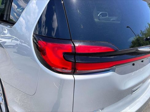 Used 2023 Chrysler Pacifica Touring-L FWD image 29