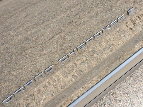 Used 2023 Jeep Grand Cherokee L Laredo image 8