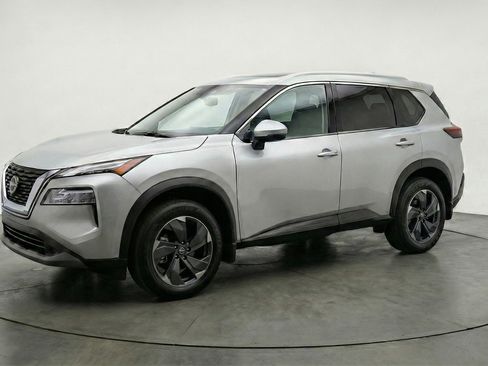 Used 2025 Nissan Rogue SV image 3