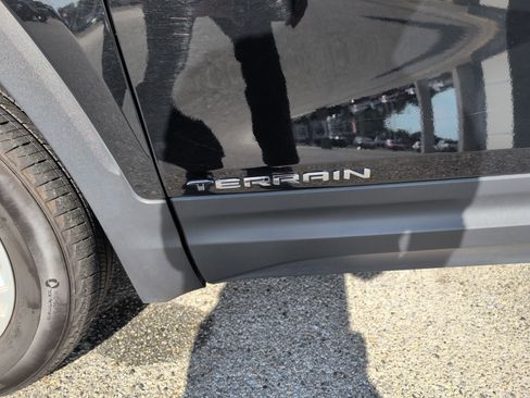 Used 2024 GMC Terrain SLE image 3