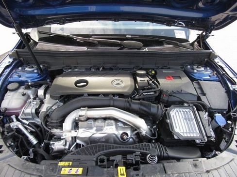 Used 2025 Mercedes-Benz GLB 250 4MATIC image 8