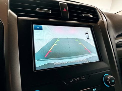 Used 2020 Ford Fusion SE FWD image 3