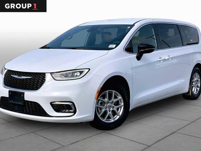 Used 2025 Chrysler Pacifica Select