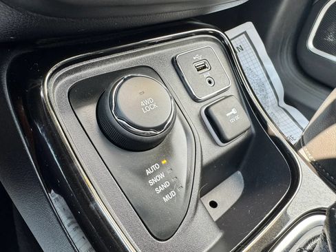 Used 2018 Jeep Compass Latitude w/ Popular Equipment Group AWD/4WD image 29