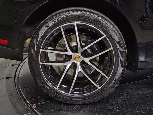 Used 2025 Porsche Macan image 29