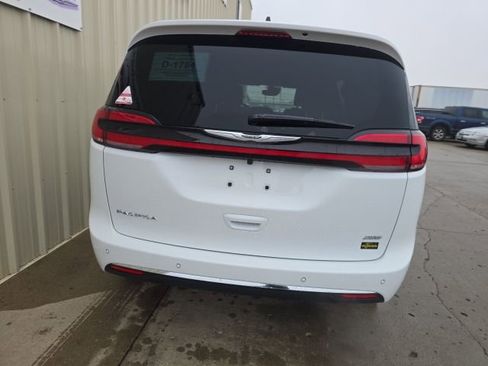 New 2026 Chrysler Pacifica Select image 6