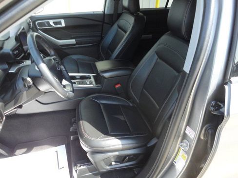 Used 2023 Ford Explorer XLT w/ Equipment Group 202A image 4