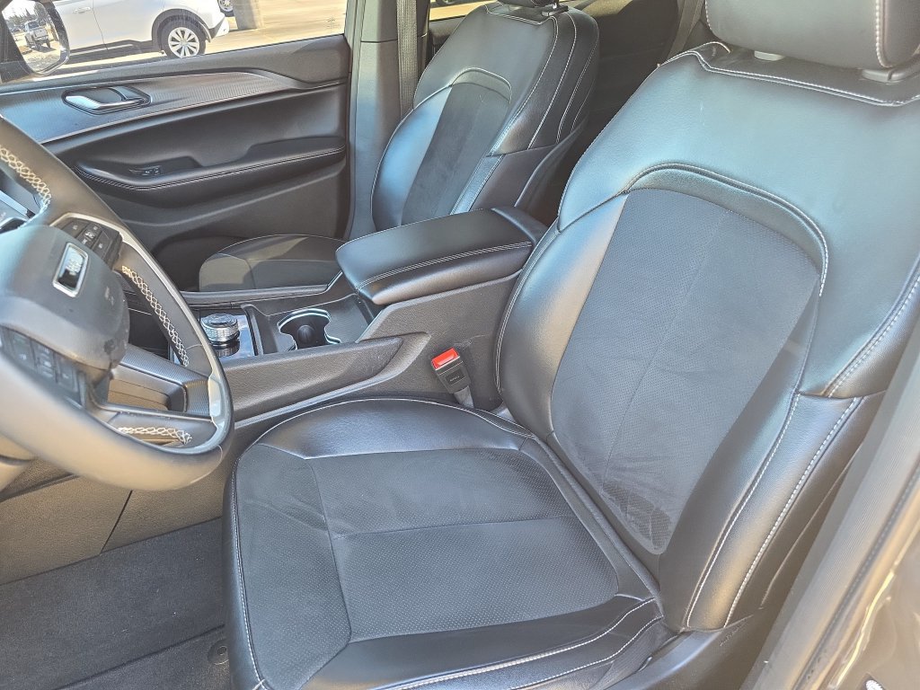 Used 2024 Jeep Grand Cherokee Altitude RWD image 21