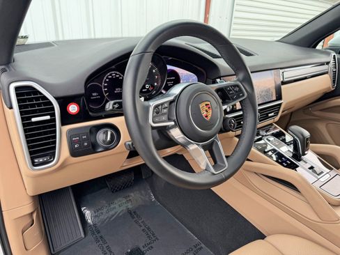 Used 2023 Porsche Cayenne Platinum Edition image 14