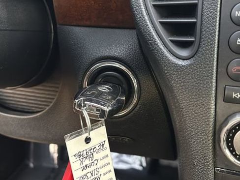 Used 2010 Mercedes-Benz SLK 300 image 27