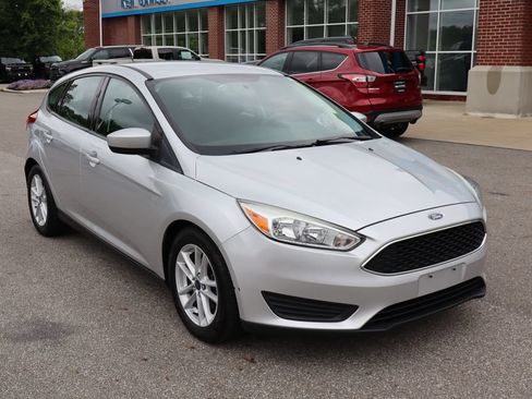 Used 2018 Ford Focus SE FWD image 2