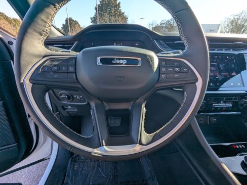 Used 2025 Jeep Grand Cherokee Altitude image 19