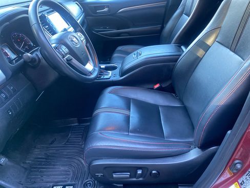 Used 2019 Toyota Highlander SE image 6