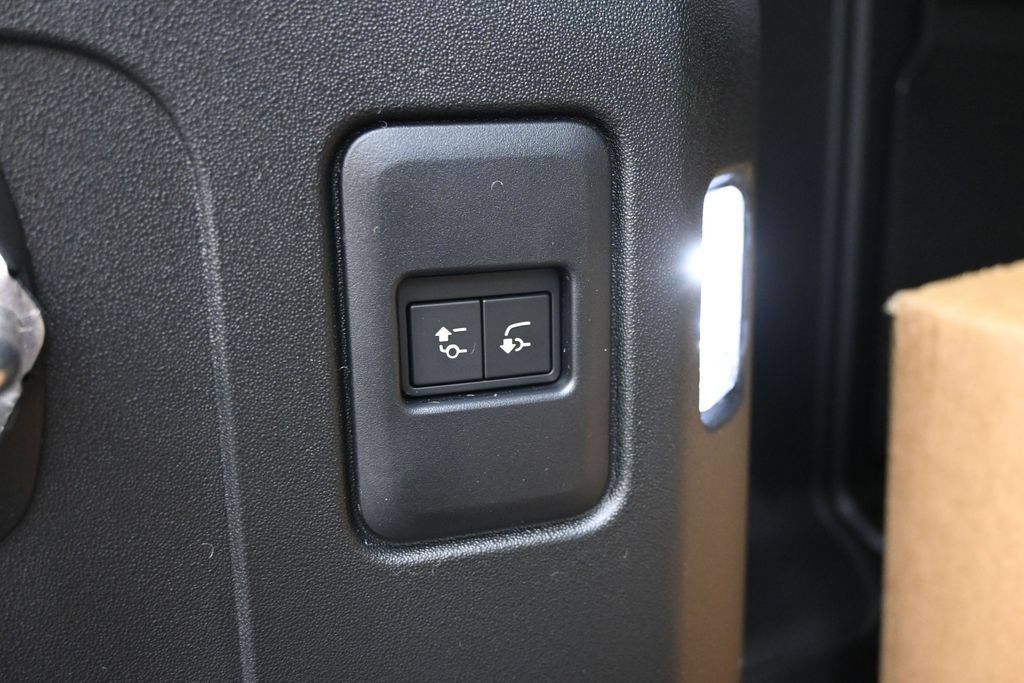 Used 2026 Land Rover Defender 110 X-Dynamic SE AWD/4WD image 18