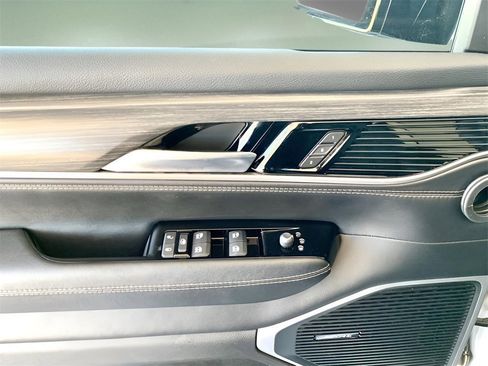 Used 2024 Jeep Wagoneer L Series II image 13