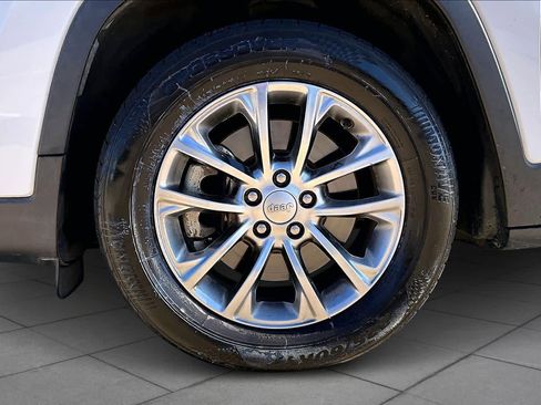 Used 2021 Jeep Cherokee Latitude Lux w/ Mopar Interior Package image 11