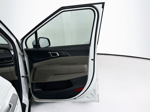 Used 2025 Kia Carnival FWD image 31
