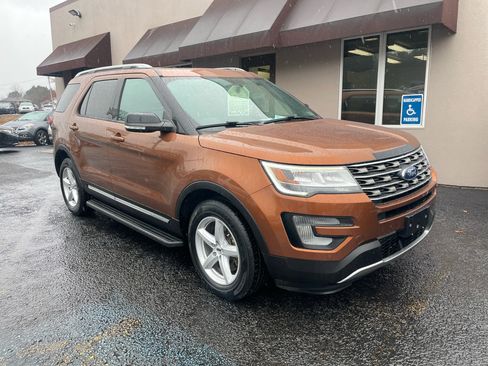 Used 2017 Ford Explorer XLT w/ Equipment Group 202A image 3
