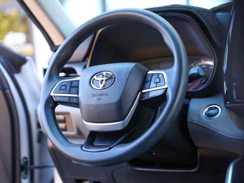 Used 2022 Toyota Highlander L image 15