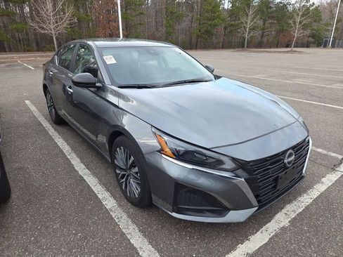 Used 2025 Nissan Altima 2.5 SV image 1